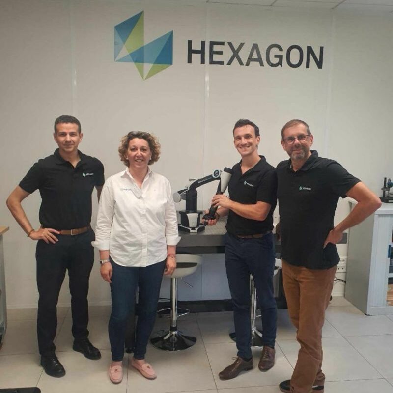 Photo d'Emmanuelle Torre et de l'équipe Hexagon France lors de l'acquisition d'un bras de mesure